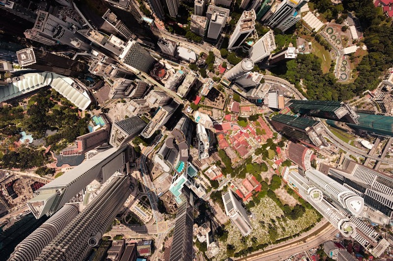 Vista aérea de uma cidade futurista em City Zenith 2077 com arranha-céus e veículos voadores