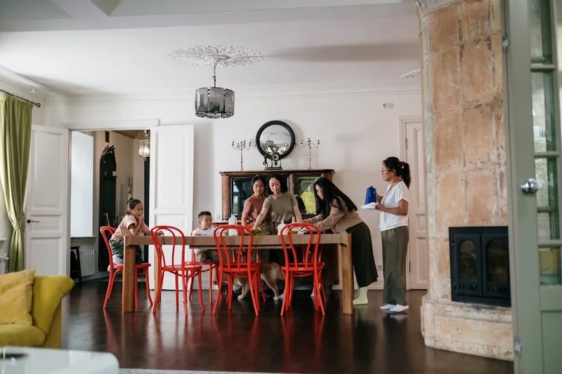Sala de jantar futurista com projeções interativas na mesa