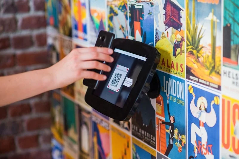 Cliente escaneando QR code do menu em restaurante moderno