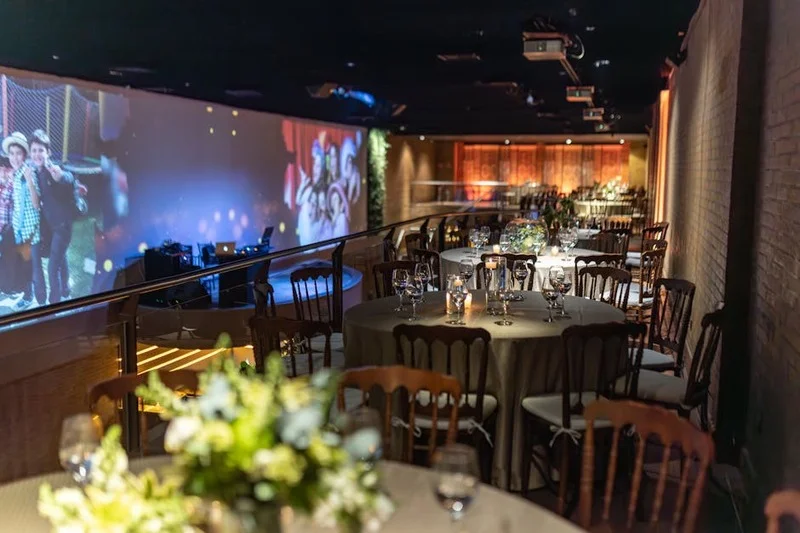 Sala de jantar em floresta encantada com projeções de flora bioluminescente