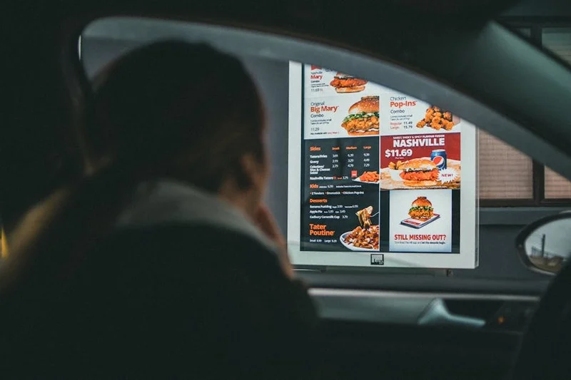 Painel de menu digital com IA recomendando pratos para clientes