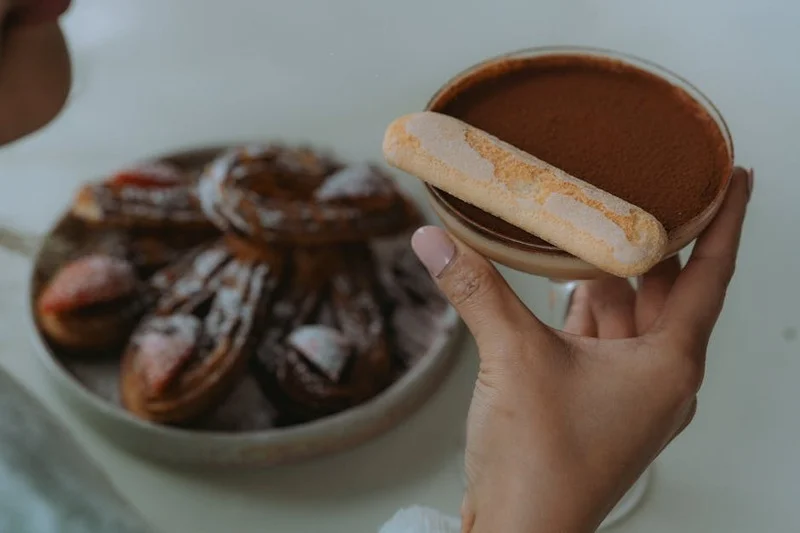 Tiramisu italiano clássico com cacau em pó