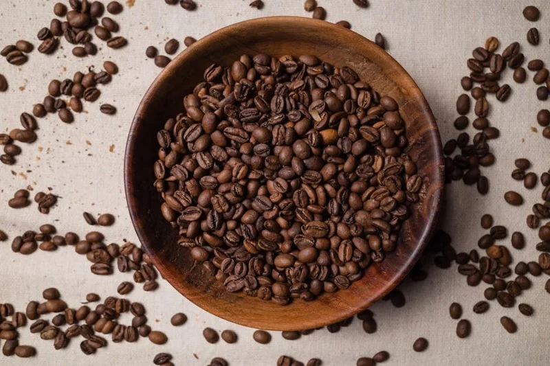 Diferentes tipos de grãos de café torrados