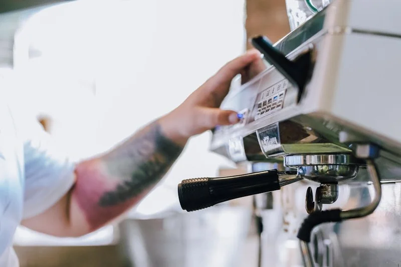 Braço robótico preparando café em uma cafeteria moderna
