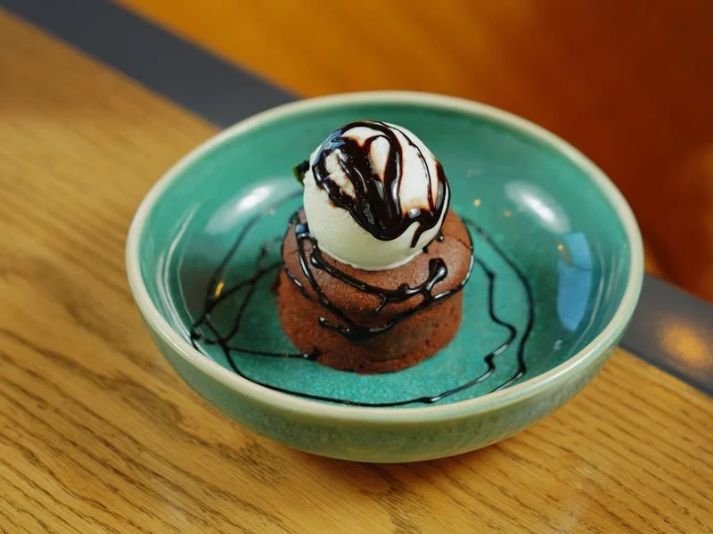 Petit gâteau quente com sorvete de baunilha