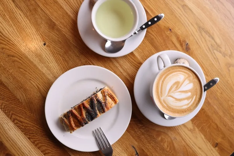 Cappuccino de baunilha com torta de limão