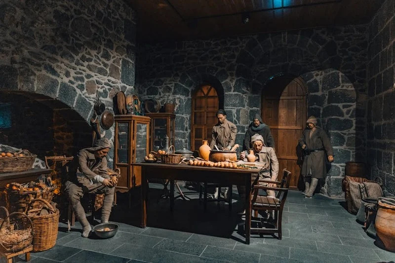 Sala de jantar colonial brasileira com figurinos de época