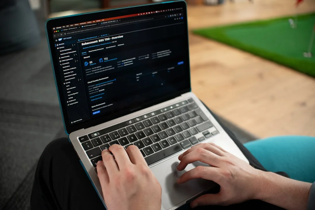 Uma pessoa escrevendo um post de blog em um laptop, com trechos de código e diagramas técnicos na tela.