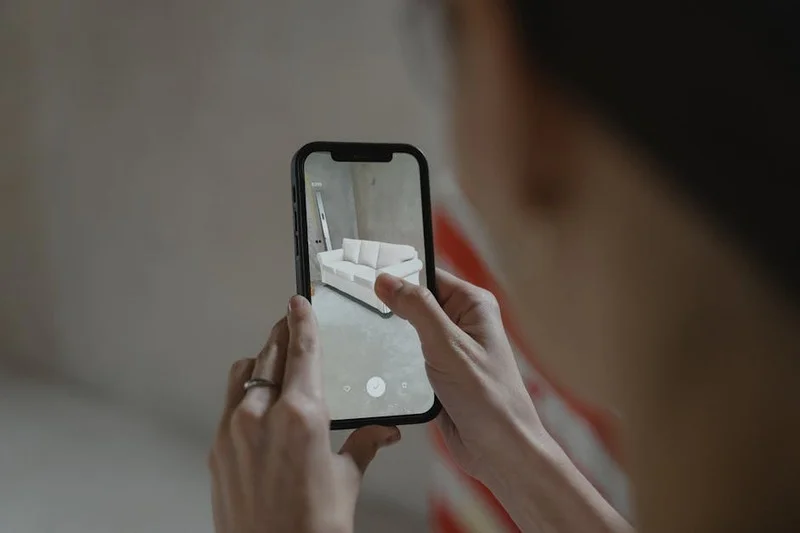 Cliente visualizando menu de realidade aumentada mostrando um prato 3D no celular