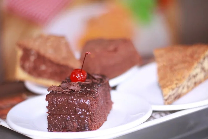 Bolo de cenoura úmido com cobertura cremosa de chocolate