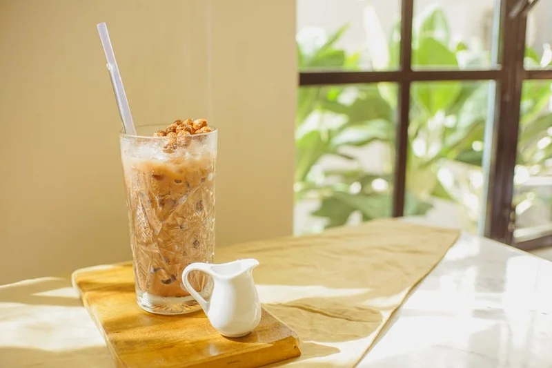 Cold brew com infusão de cardamomo e frutas vermelhas