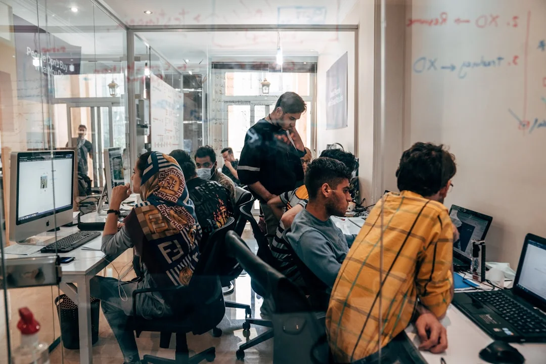 Um grupo diverso de desenvolvedores colaborando em um projeto, mostrando a variedade de habilidades e papéis na indústria de tecnologia.