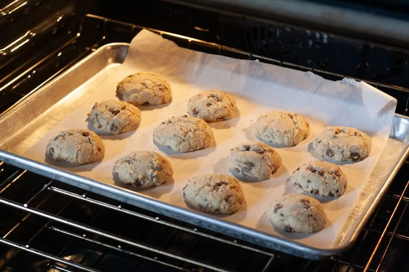 Cookies americanos com gotas de chocolate recém-assados