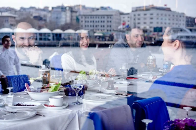 Amigos desfrutando de uma refeição em restaurante ecológico ao ar livre