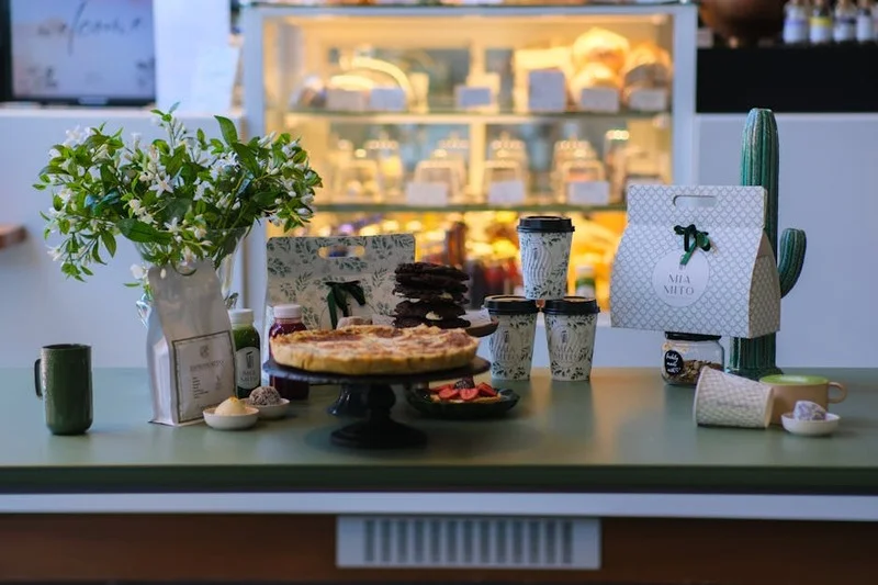 Mesa de café e sobremesas lindamente arranjada
