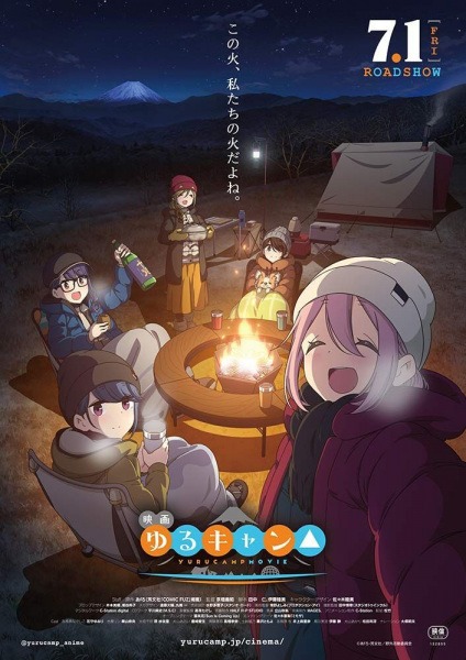 Grupo de garotas acampando com vista para o Monte Fuji ao pôr do sol