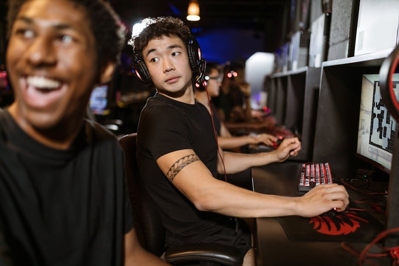 Multidão de fãs de e-sports vibrando em uma arena lotada