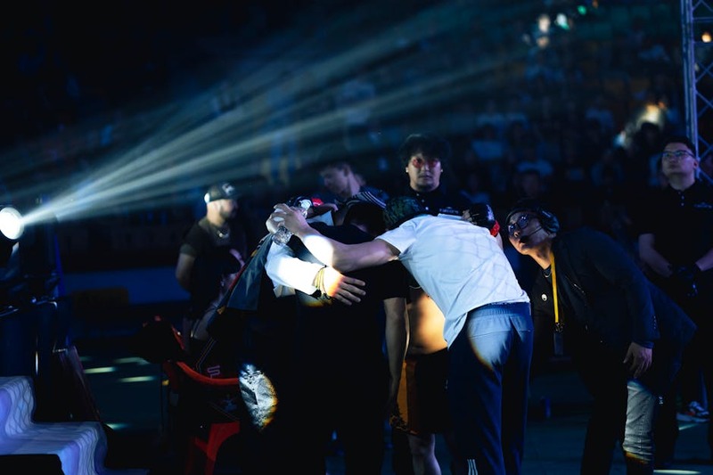 Torcida vibrante na final do CBLOL em uma arena no Brasil