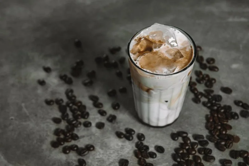 Café gelado clássico com leite e cubos de gelo em um copo alto
