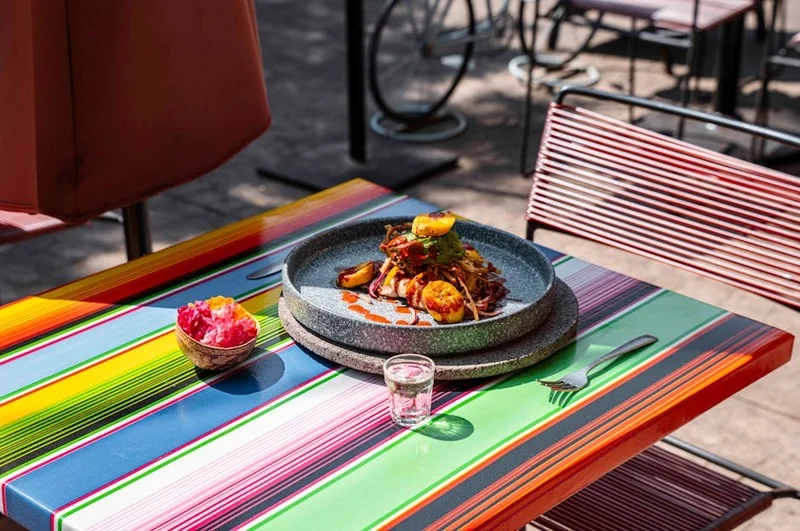 Uma refeição vibrante, saudável e colorida servida em uma mesa de restaurante