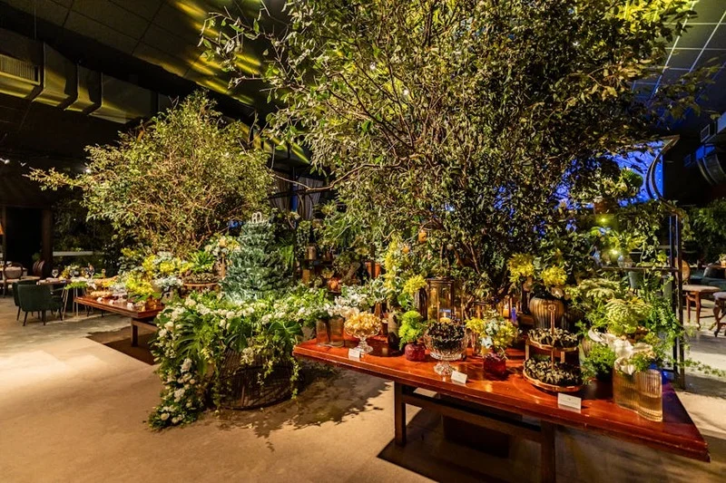 Interior elegante de restaurante brasileiro com jardim vertical exuberante