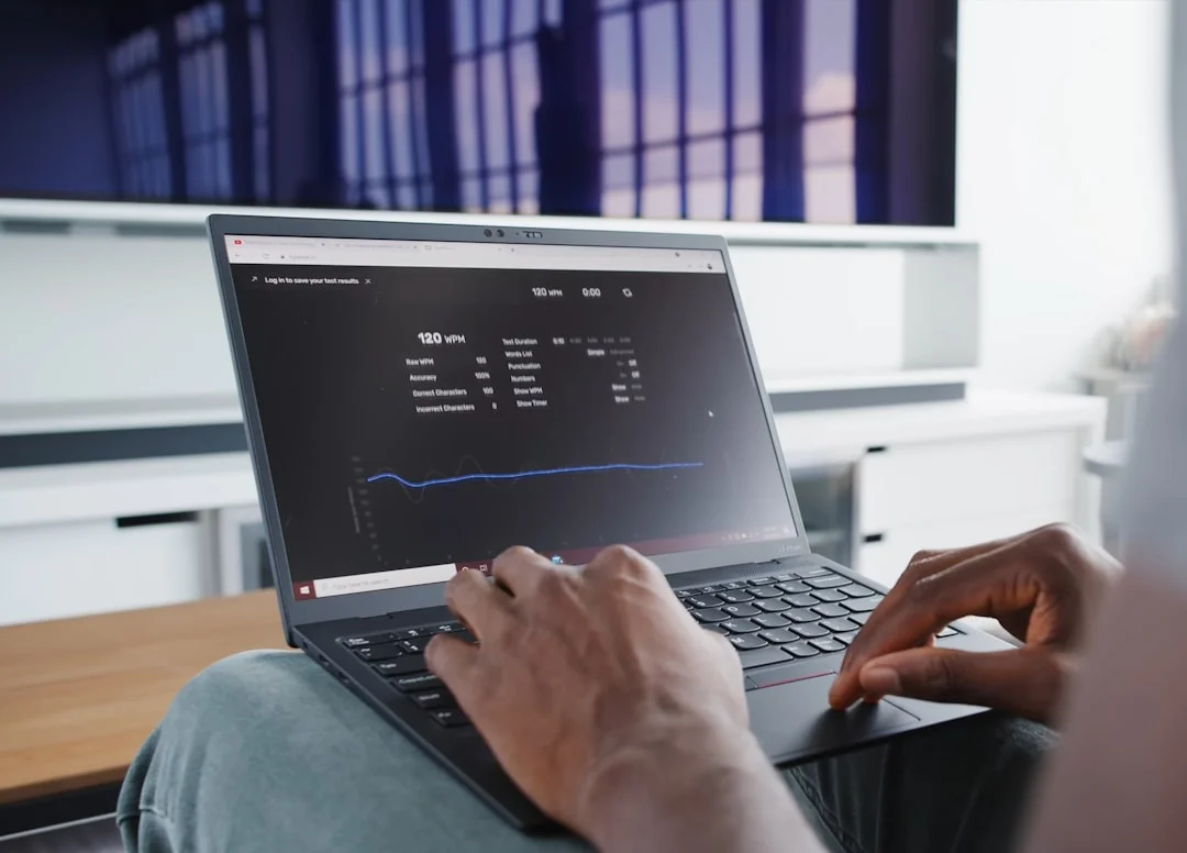 Desenvolvedor revisando um painel digital de orçamento em um laptop, com gráficos e indicadores financeiros