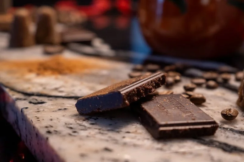 Grãos de café e pedaços de chocolate, representando a química do sabor