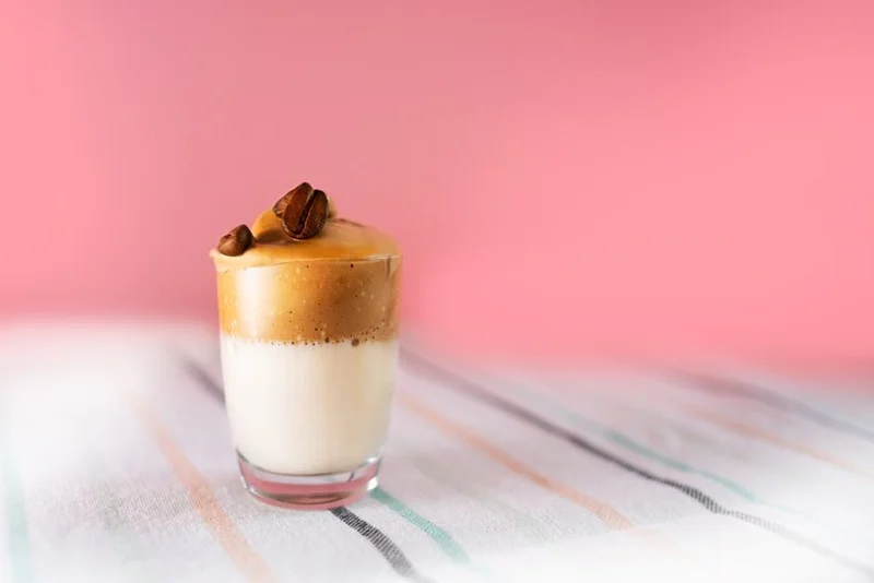 Café Dalgona com espuma de café batida sobre o leite
