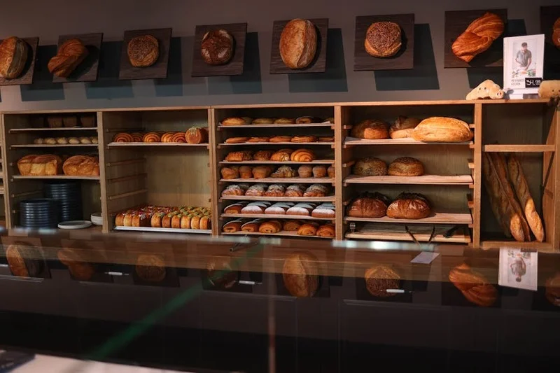 Uma seleção de pães e doces sem glúten em exibição