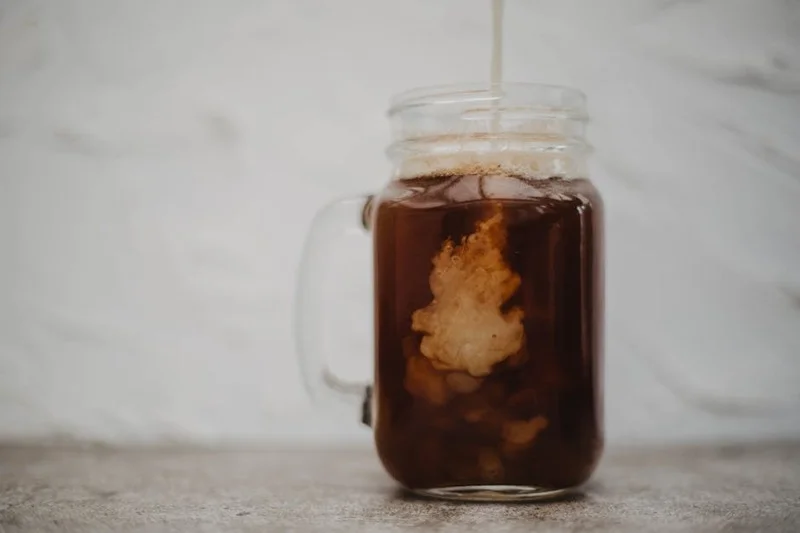 Vista aérea de uma jarra de vidro com cold brew em infusão