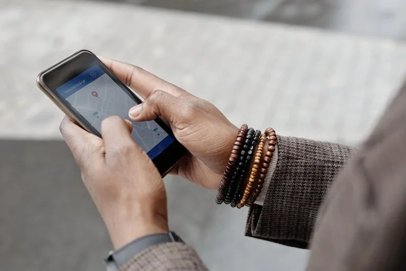 Uma pessoa usando um smartphone para procurar restaurantes saudáveis em um aplicativo