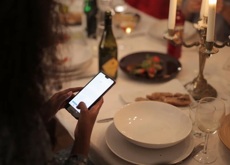 Pessoa verificando avaliações e cardápios de restaurantes no smartphone