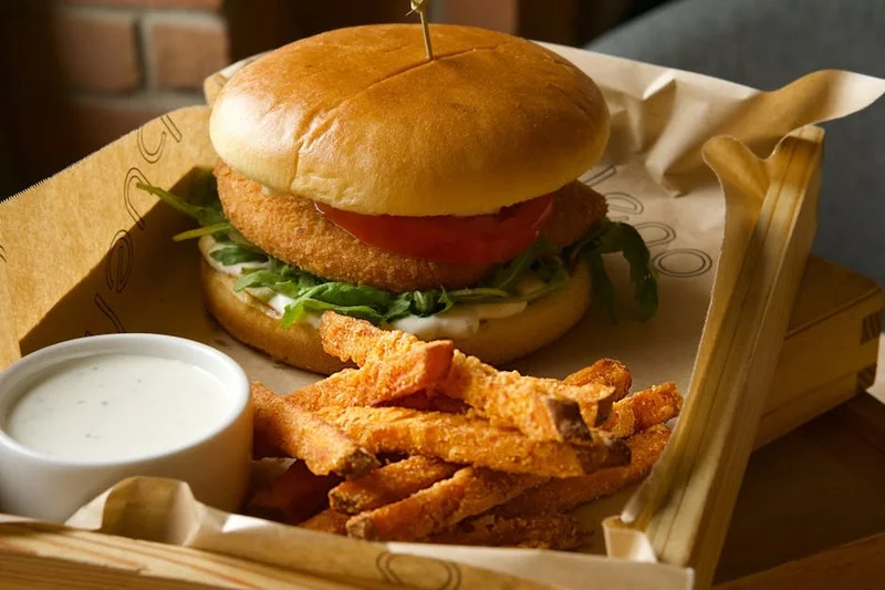Um hambúrguer gourmet à base de plantas com batatas fritas de batata doce