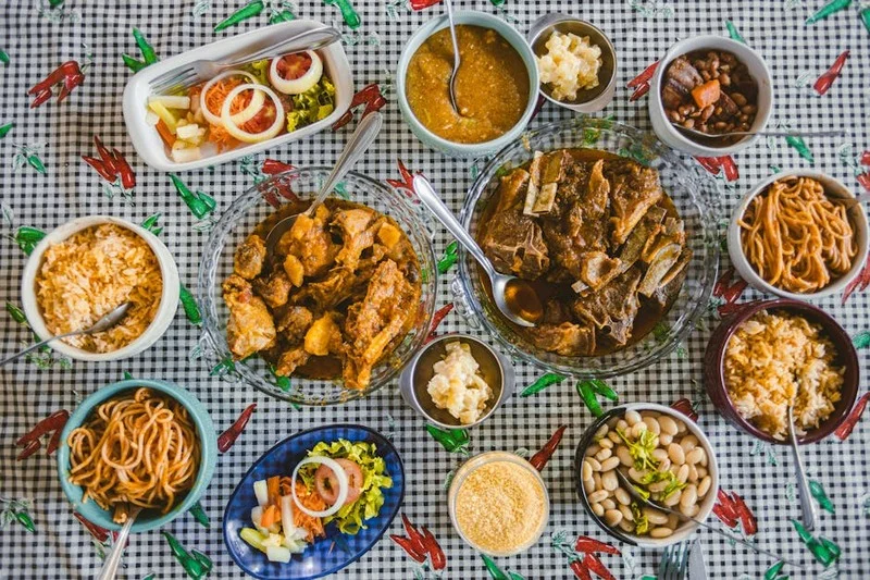 Mesa de jantar elegante com pratos brasileiros requintados
