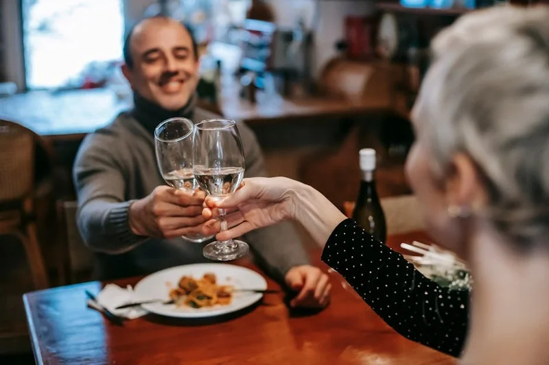 Casal feliz desfrutando de alta gastronomia em um restaurante brasileiro
