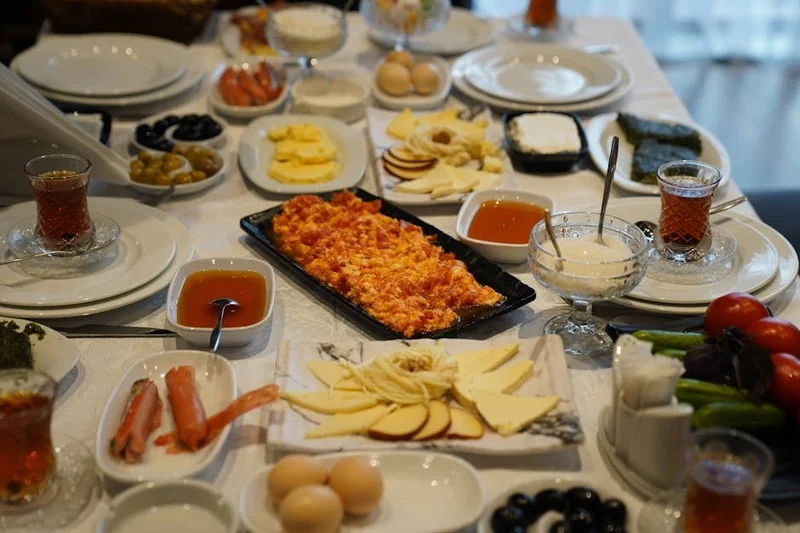 Mesa cheia de pratos deliciosos e coloridos de diversas culinárias